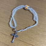 Terço pulseira cristal transparente com medalha resinada Nossa Senhora Fátima
